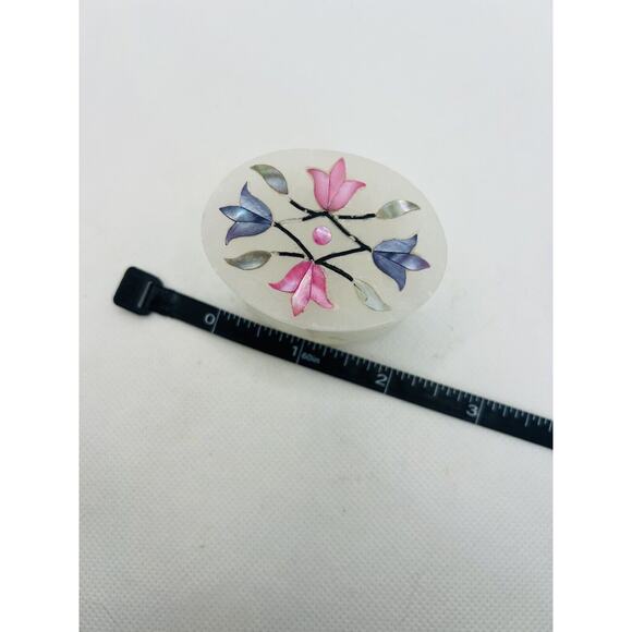 Vintage White Soapstone Mother-of-Pearl Inlay Floral Trinket Box Oval 2” - Picture 3 of 5